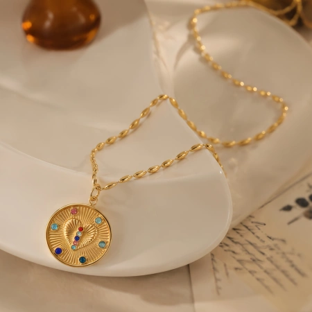European and American style retro radial pattern colored diamond heart round plate necklace, stainless steel olive chain, multi-color inlaid diamond relief metal neck accessory for commuting ladies European and American style retro radial pattern colored diamond heart round plate necklace, stainless steel olive chain, multi-color inlaid diamond relief metal neck accessory for commuting ladies